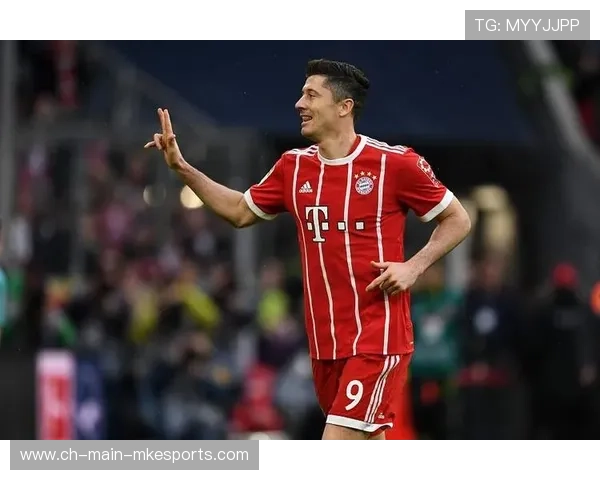 莱万禁区内灵巧脚步迷惑后卫，拜仁成就高质量机会